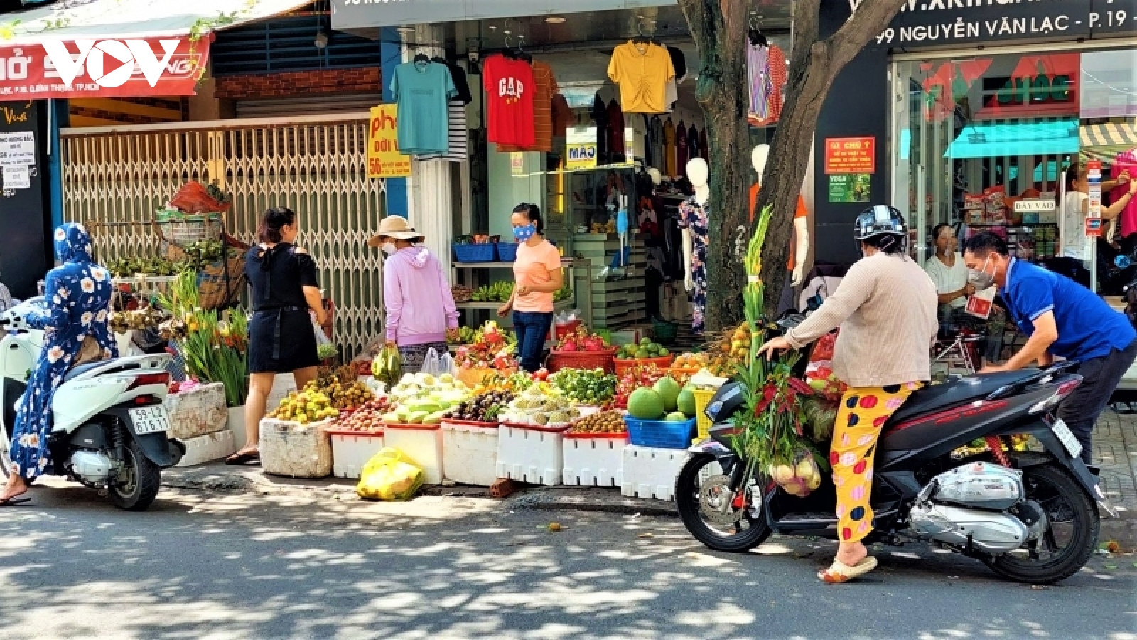 Bánh ú tro, cơm rượu, lá xông đắt hàng dịp Tết Đoan Ngọ