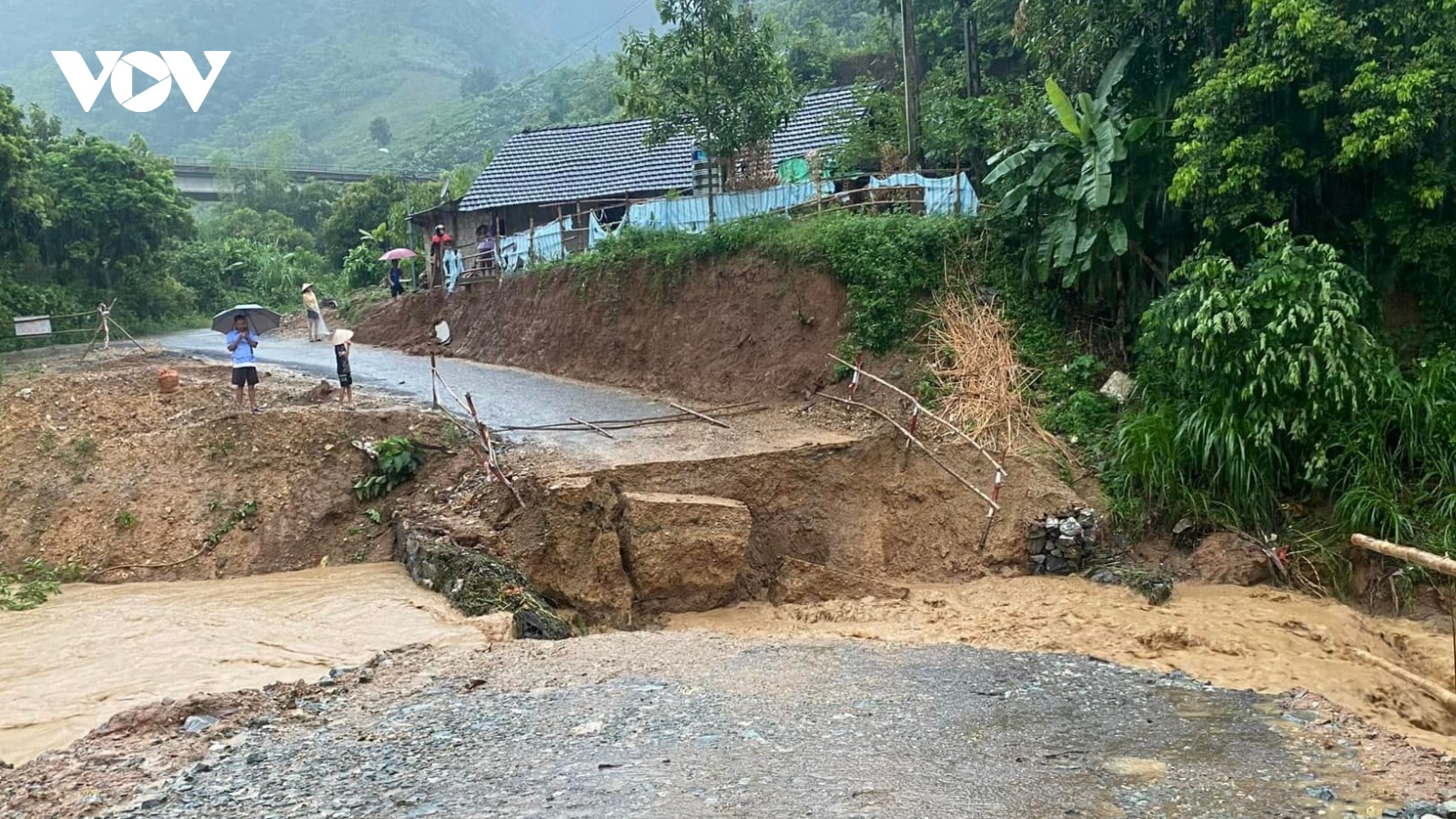 Sạt lở điểm khai thác quặng ở Yên Bái