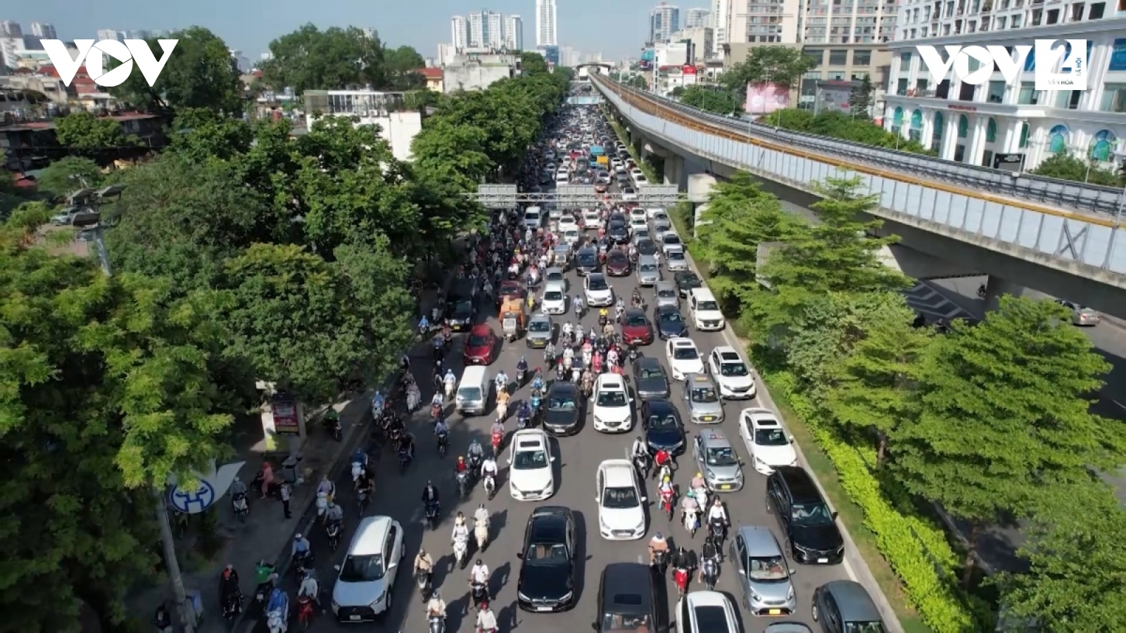 Phân làn ở Hà Nội, “thí điểm” mãi vẫn không hết ùn tắc