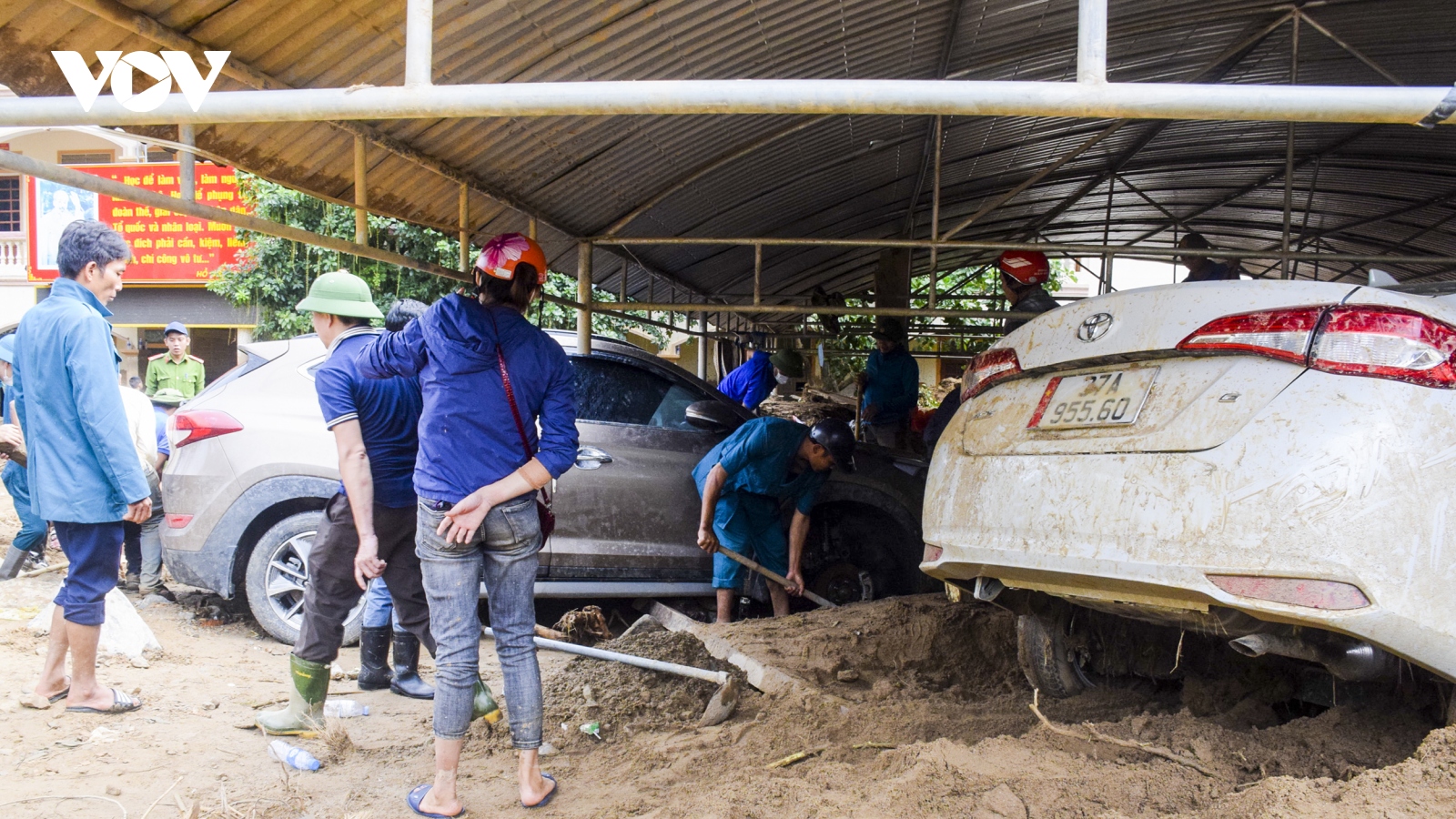 Đào bới hàng mét bùn đất tìm xe máy, ô tô bị lũ quét vùi lấp