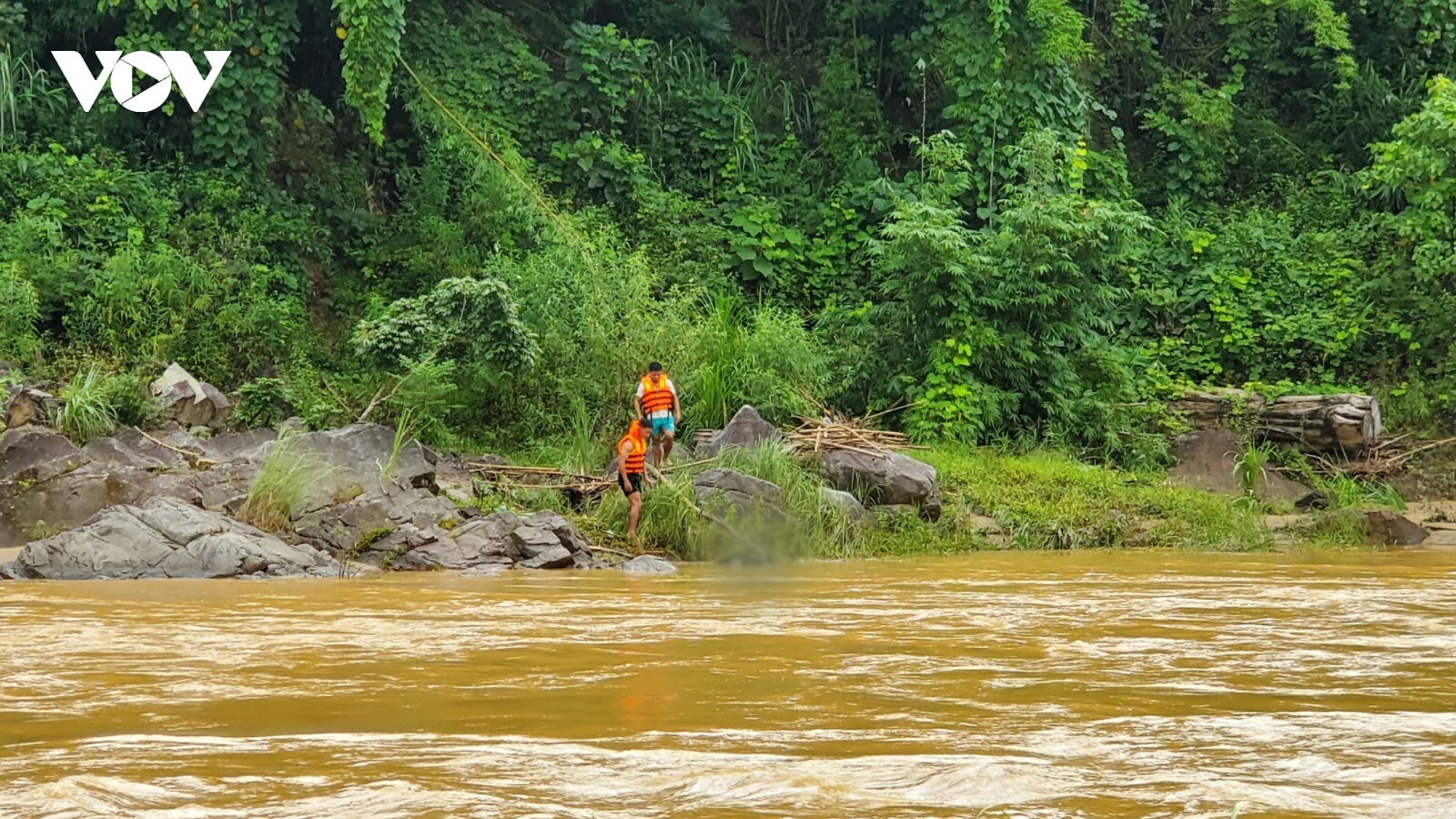 Tìm thấy thi thể nam thanh niên bị nước lũ cuốn trôi khi qua sông Bung