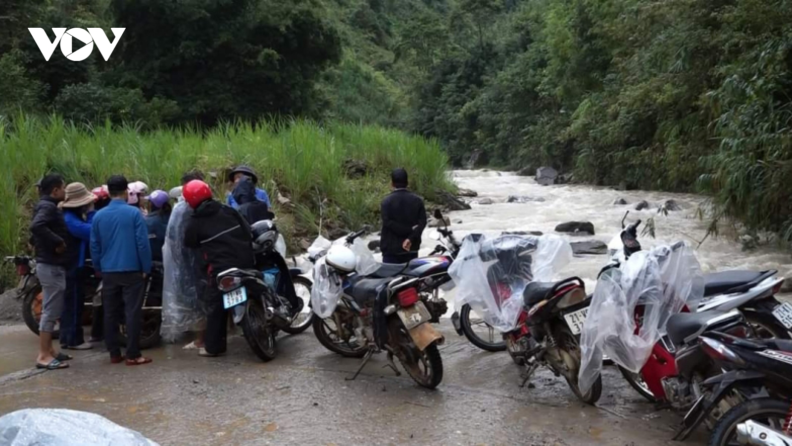 Ngã xuống suối, một bé gái bị nước cuốn trôi