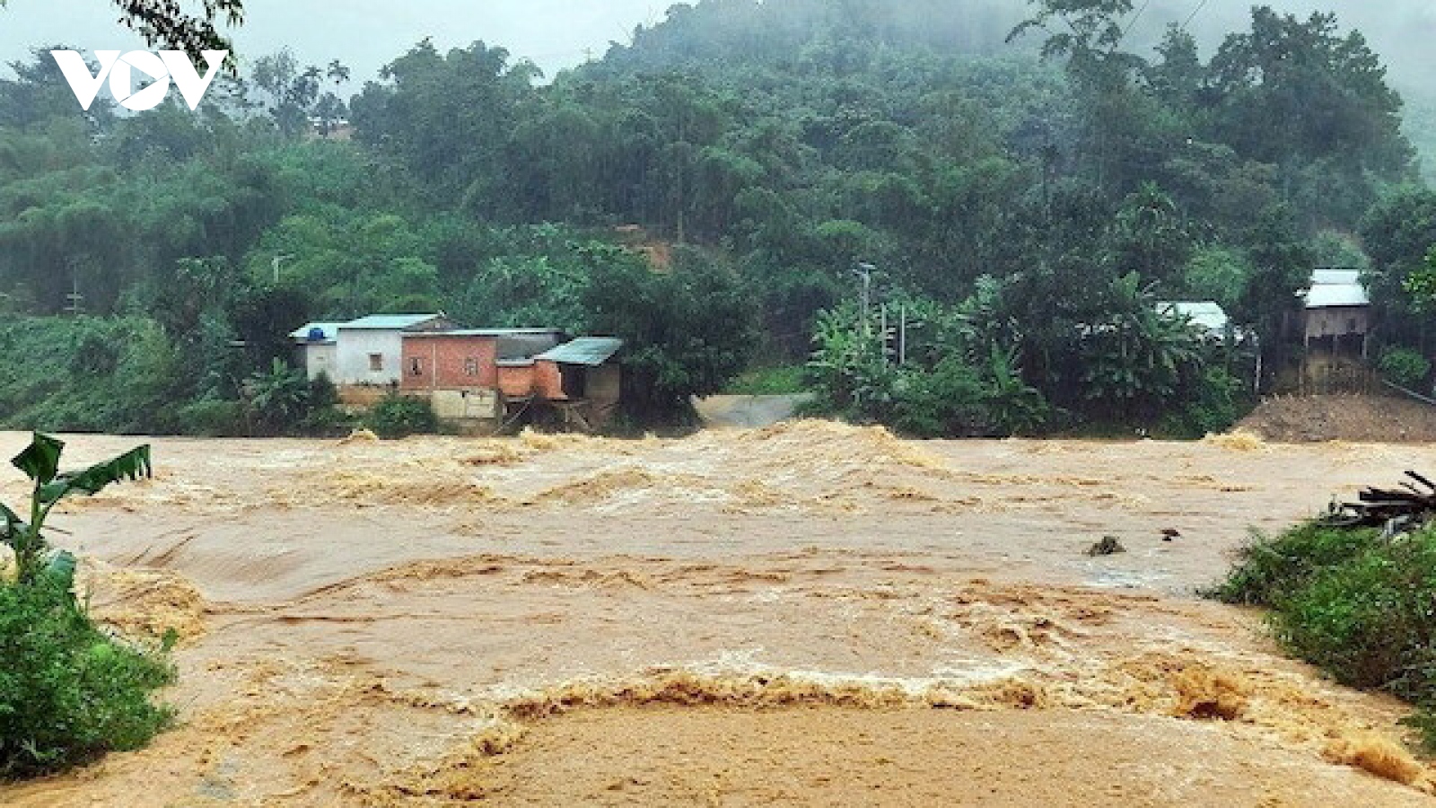 Một người may mắn thoát nạn khi bị nước cuốn trôi tại xã Trà Cang