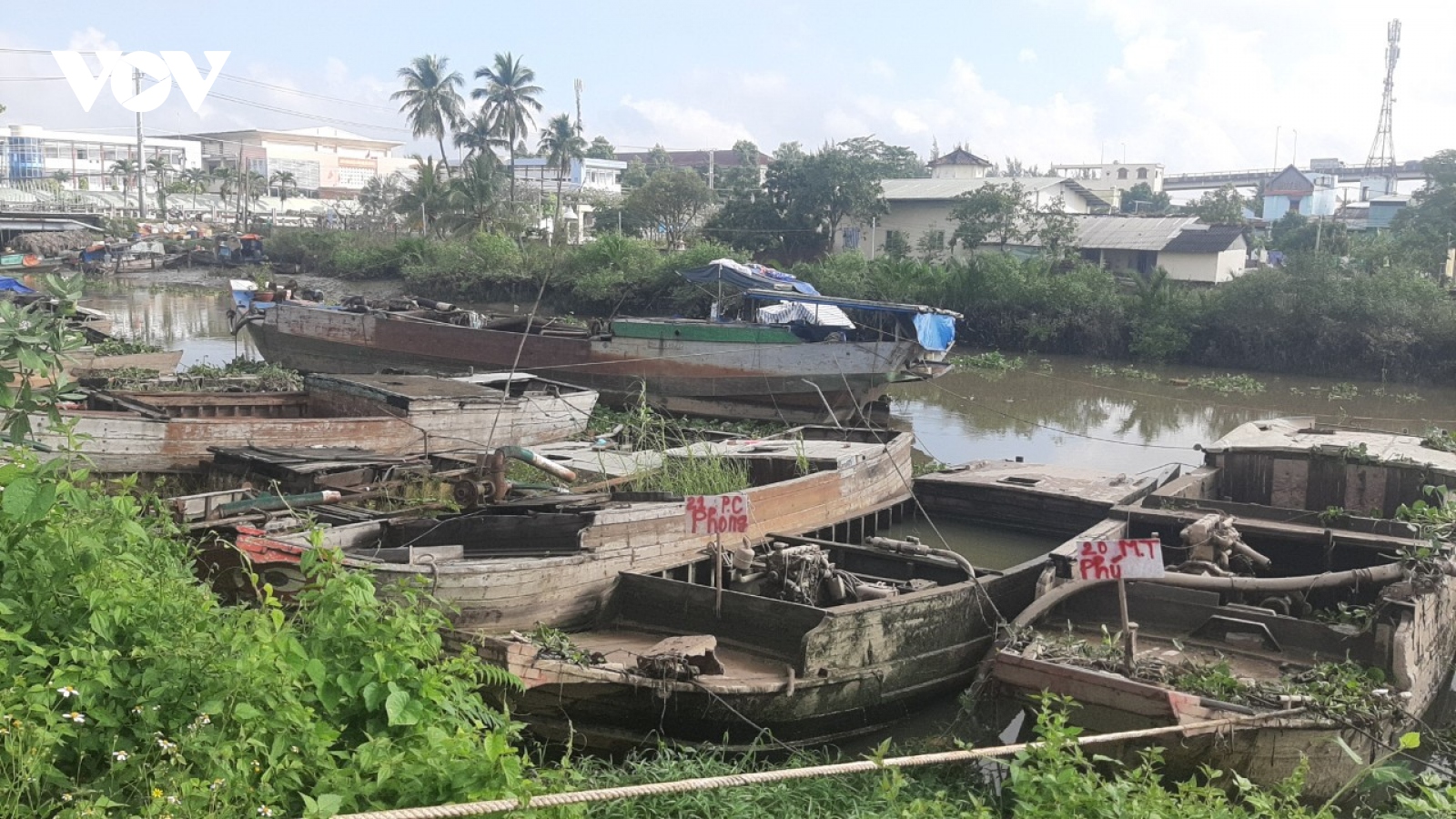 Nhiều phương tiện vận chuyển cát lậu bị tạm giữ lâu ngày hư hỏng nặng