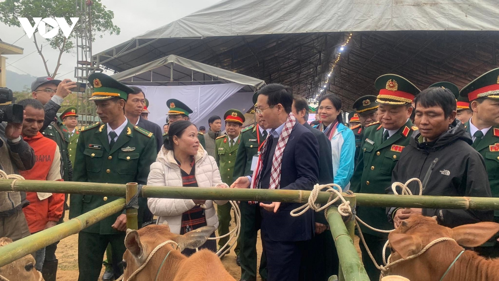 Thường trực Ban Bí thư Võ Văn Thưởng tặng quà đồng bào nghèo biên giới A Lưới