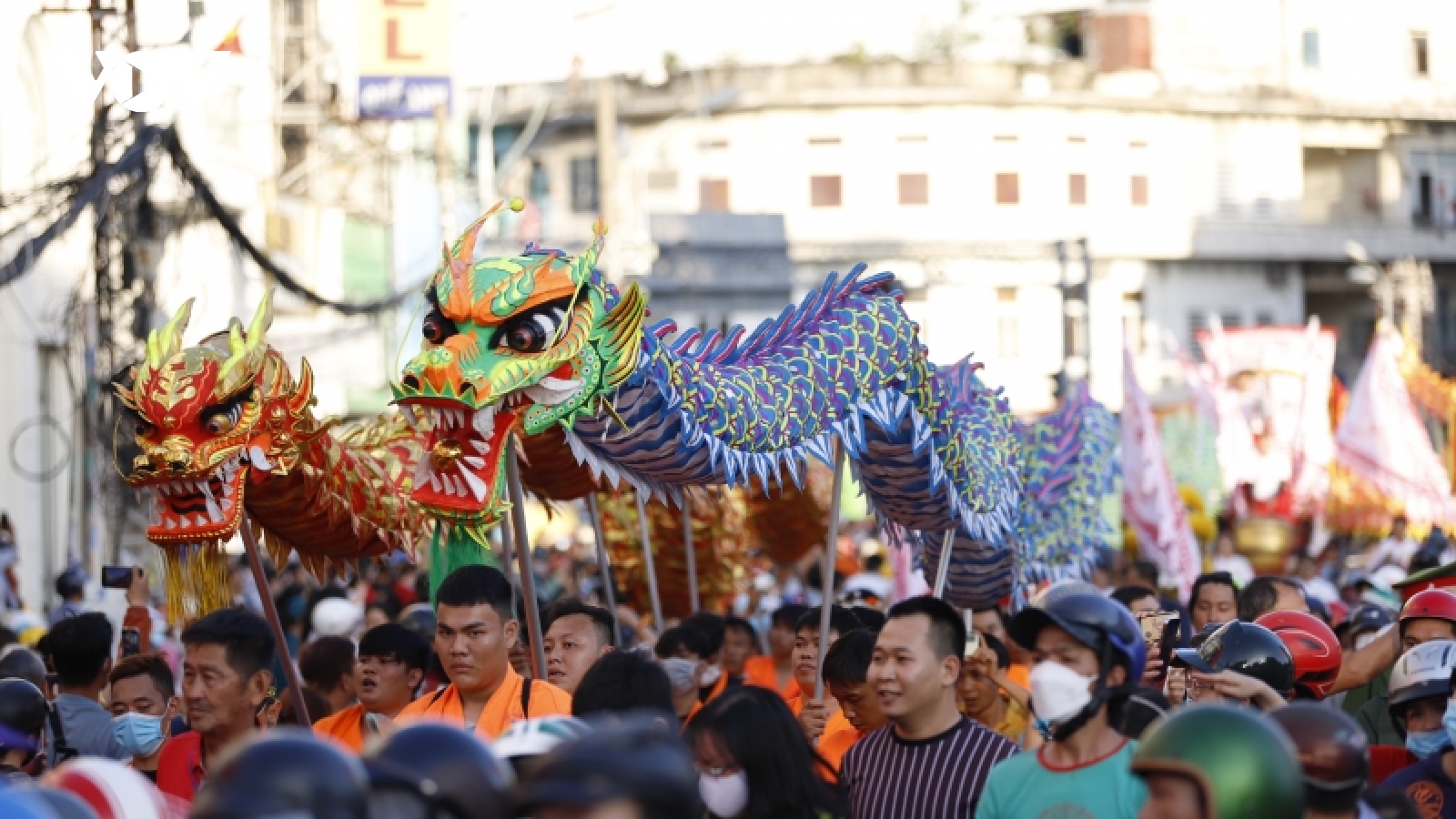 Hàng ngàn người hòa mình vào các hoạt động Lễ hội Nguyên tiêu của người Hoa