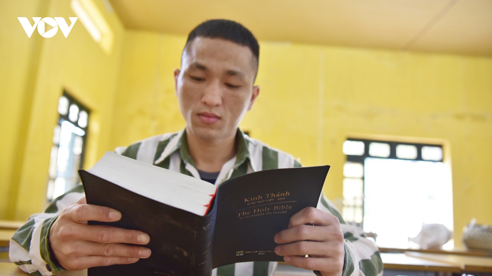 Phạm nhân được tiếp cận sách về tín ngưỡng, tôn giáo như thế nào?