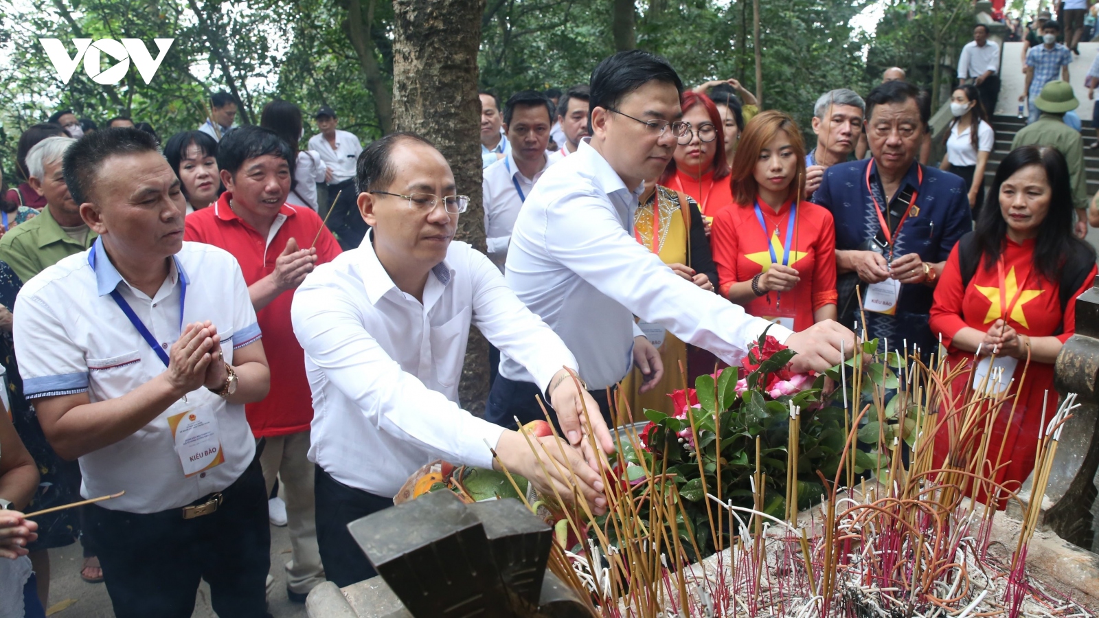 Kiều bào tiêu biểu về đất Tổ dâng hương tưởng niệm các Vua Hùng