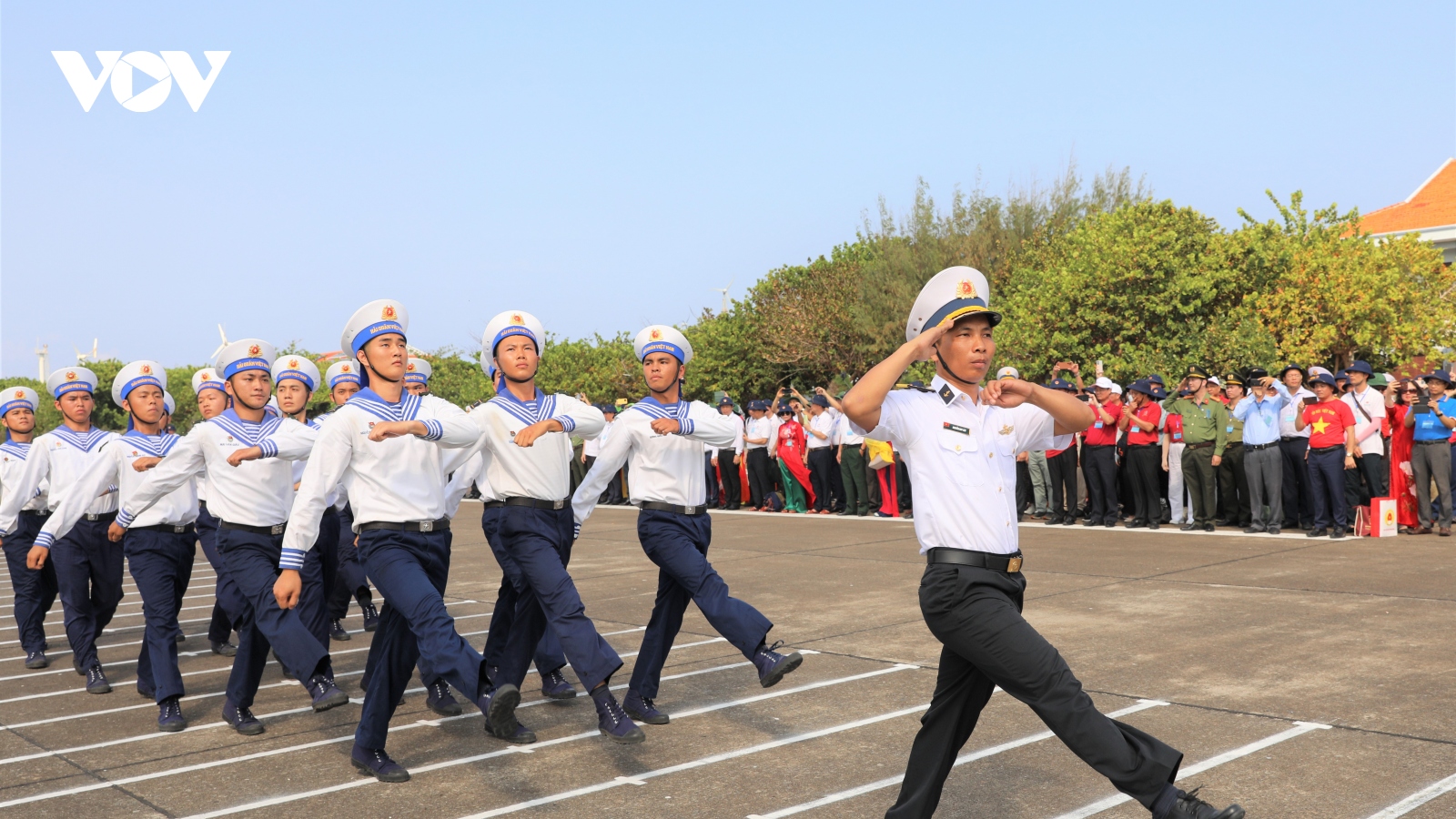 Đoàn công tác Trung ương thăm, tặng quà quân dân Trường Sa và nhà giàn DK1