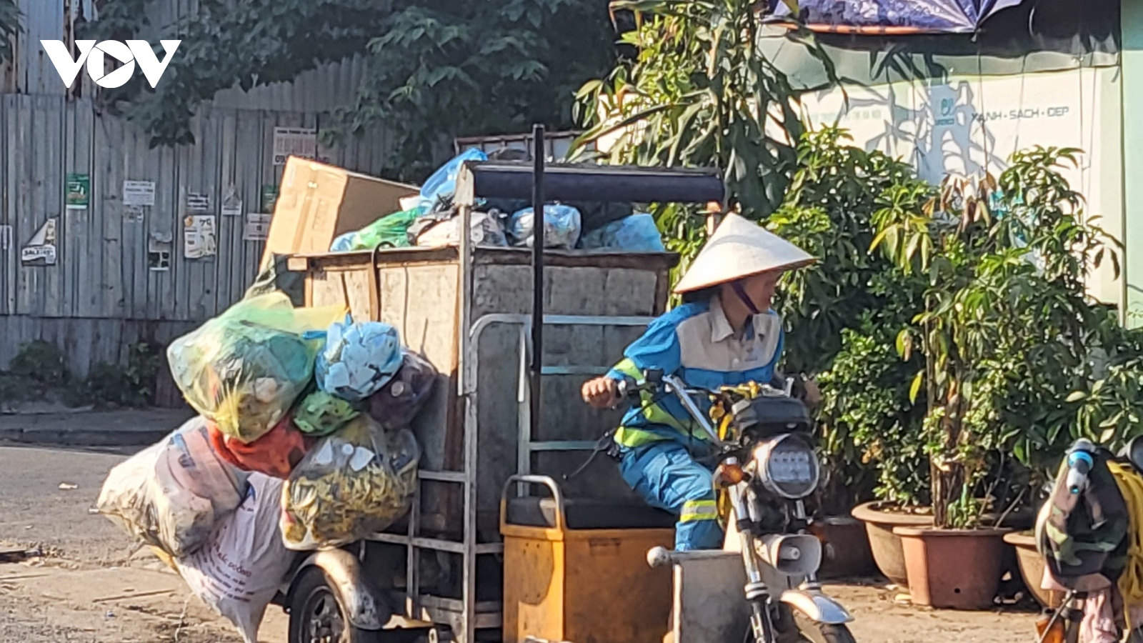 Người bán hàng rong, xe ôm "phơi" nắng mưu sinh, bác sỹ cảnh báo sốc nhiệt