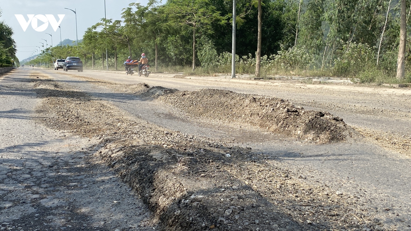 Cận cảnh đường phía Tây tỉnh Bình Định “nát như tương”