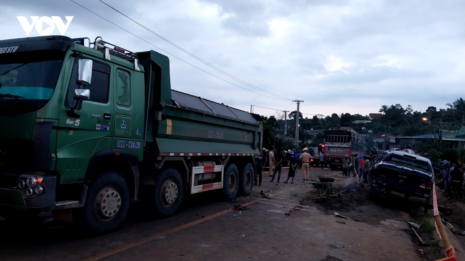 Xe tải tông xe máy làm 3 người trong 1 gia đình tử vong