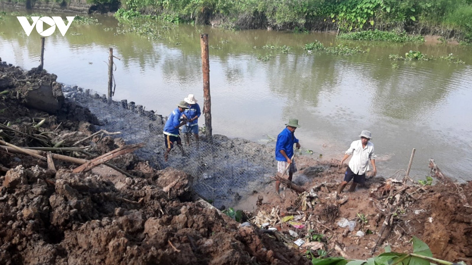 Sạt lở bủa vây, Miền Tây “gồng mình” ứng phó