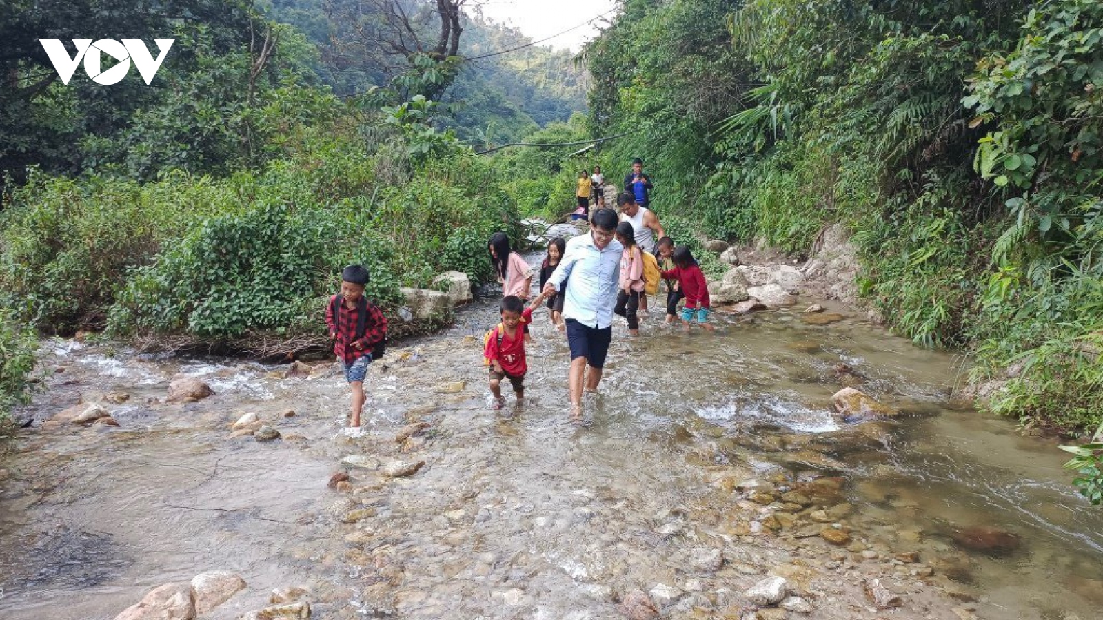 Thầy trò vùng cao Hà Giang, Lào Cai lội suối đến trường khai giảng năm học mới