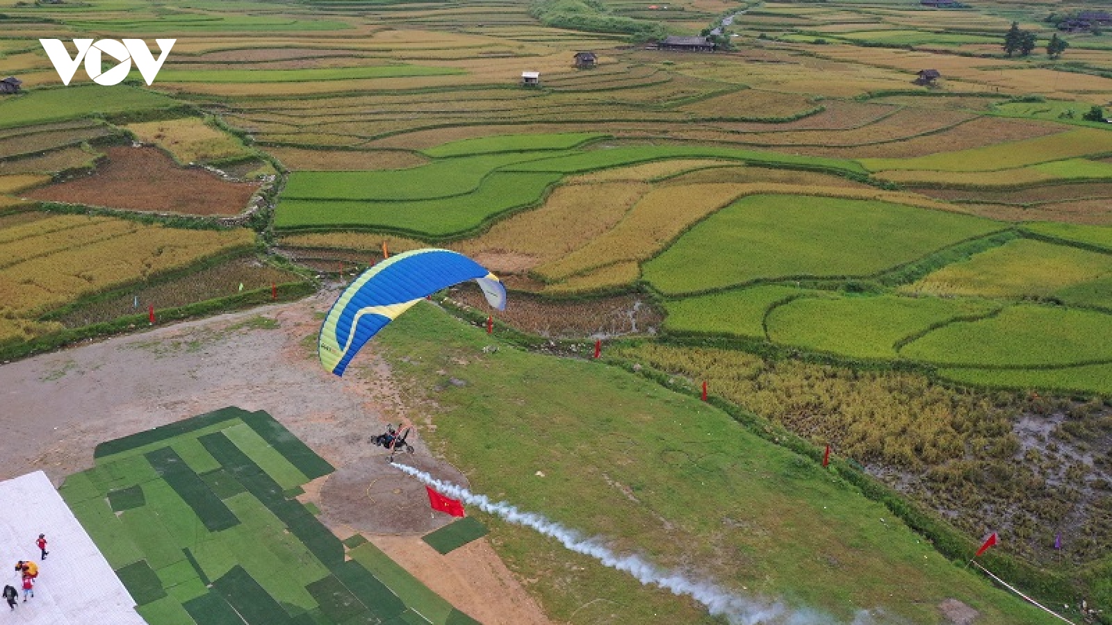 Hàng nghìn du khách đến với festival dù lượn “Bay trên miền danh thắng"