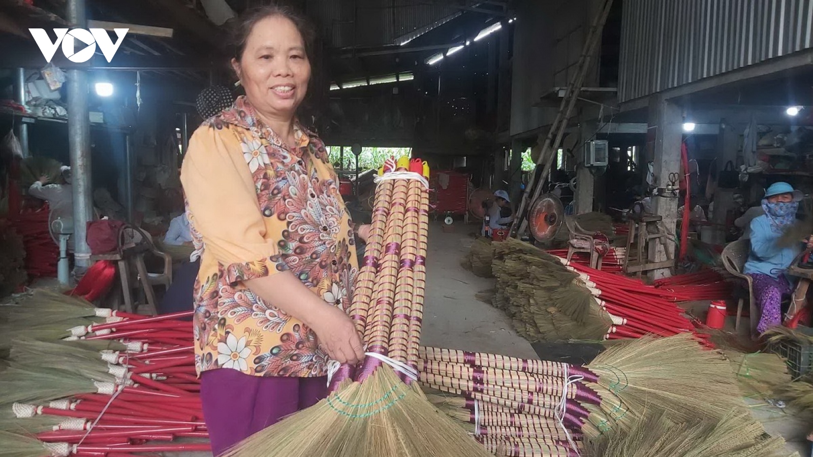 Cả làng đổi thay nhờ làm chổi đót