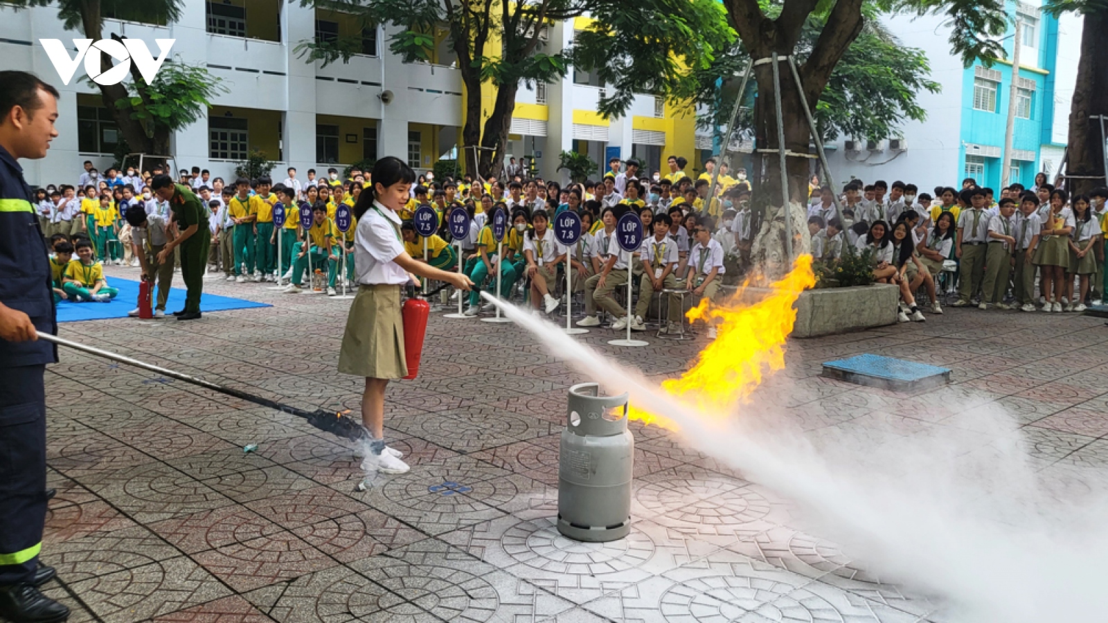 Hàng nghìn học sinh ở Bình Dương học cách thoát nạn khi có cháy