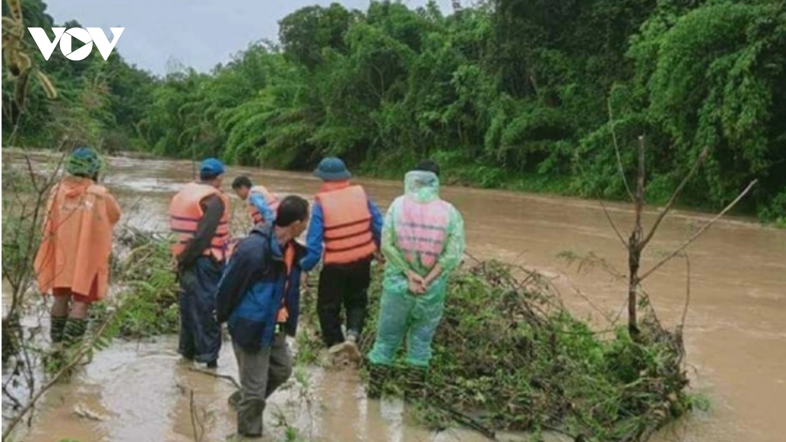 Mưa lớn, nhiều khu vực tại Nghệ An bị cô lập do nước lũ