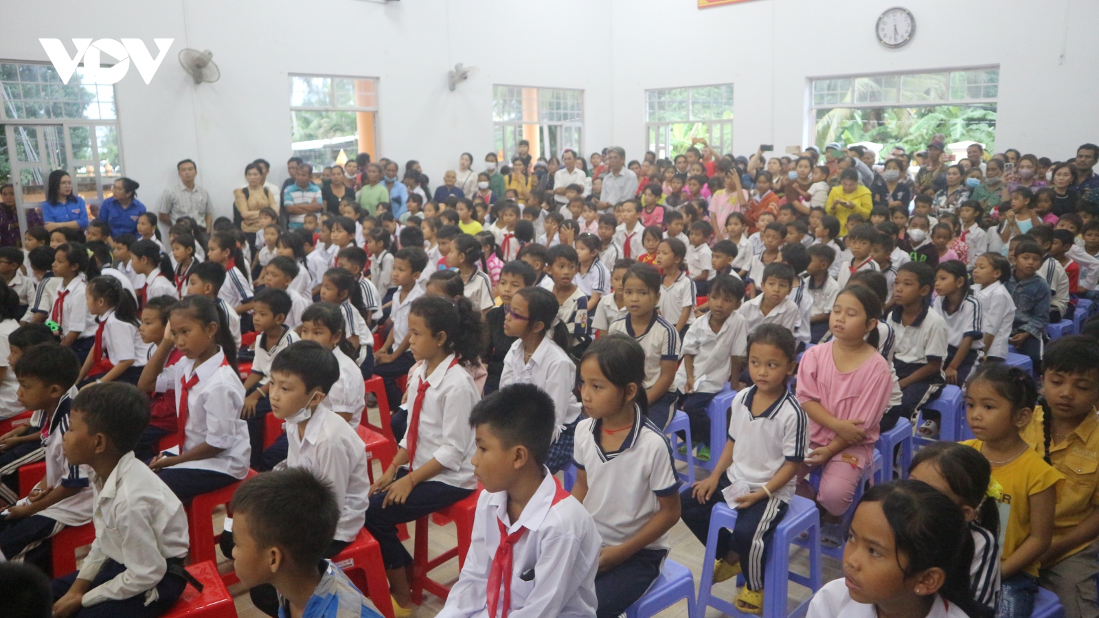 Mang Trung thu đến với trẻ em nghèo, con em đồng bào Khmer vùng biên giới biển