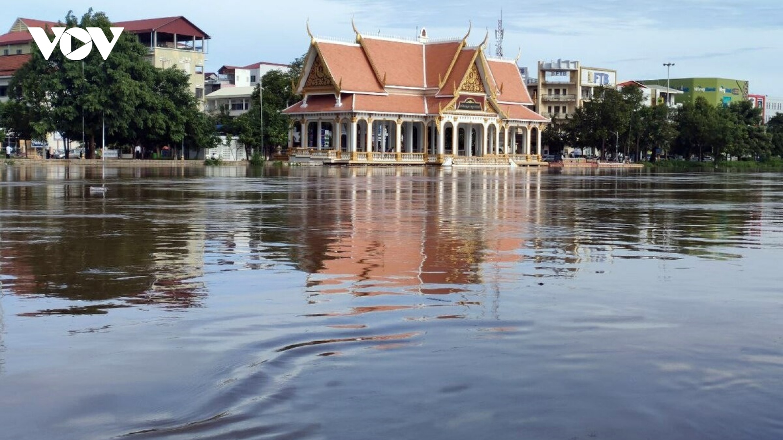 Lũ dâng cao, chính quyền Campuchia khuyến cáo người dân tìm nơi trú ẩn