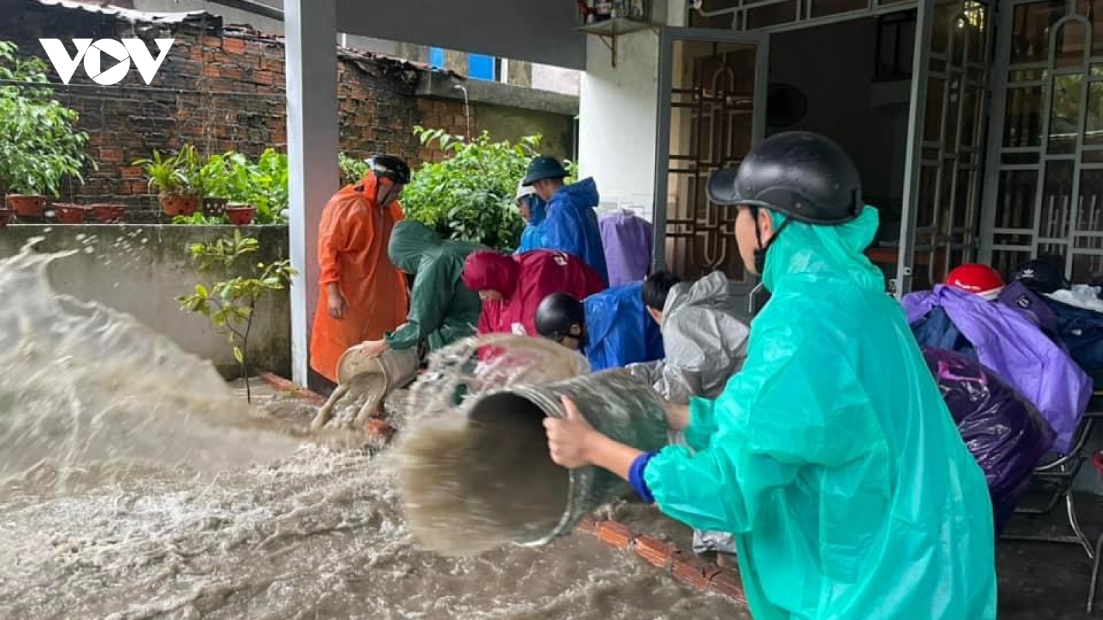 Mưa lớn bùn, đá chảy vào nhà dân dưới chân cụm Công nghiệp Cẩm Lệ