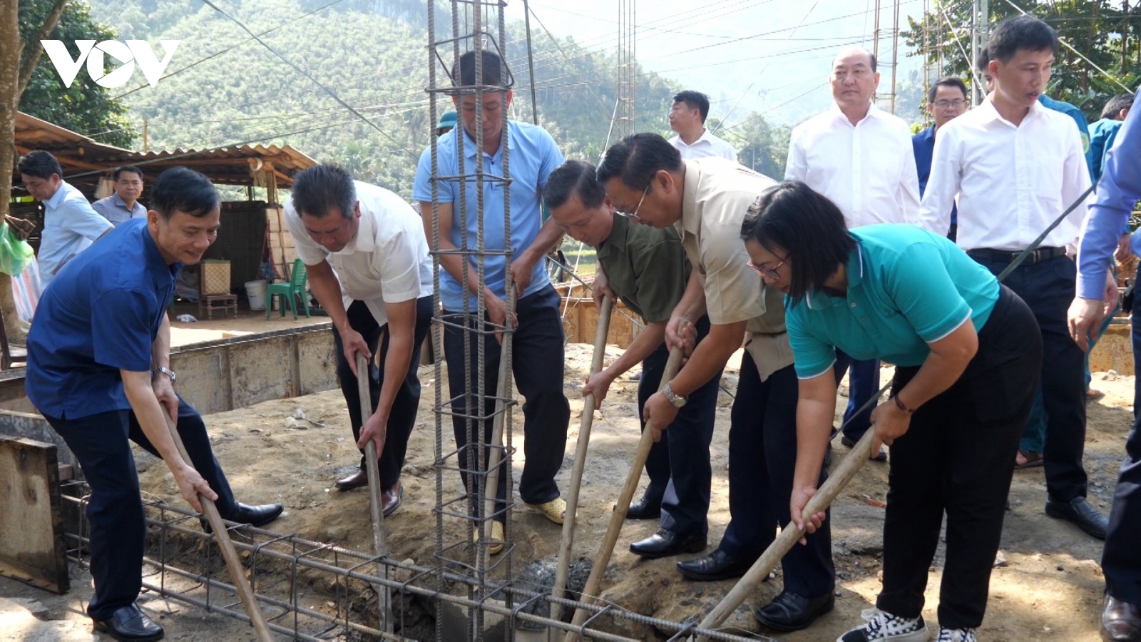 Chăm lo cho bà con vùng khó khăn ở huyện miền núi Bắc Hà