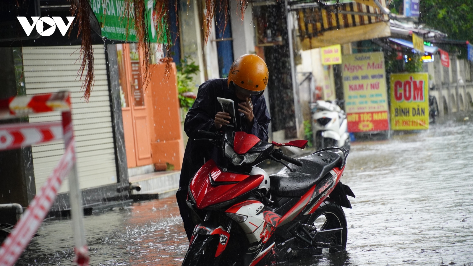 Mưa từ sáng đến trưa không ngớt, nhiều tuyến đường ở TP.HCM biến thành sông