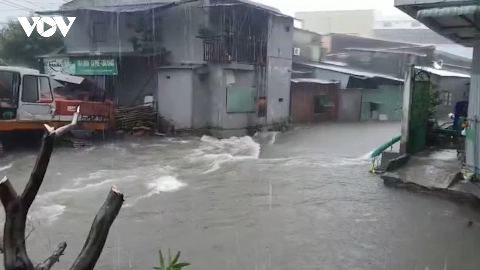 Mưa lớn làm nhiều khu dân cư tại Quảng Nam ngập sâu, giao thông chia cắt