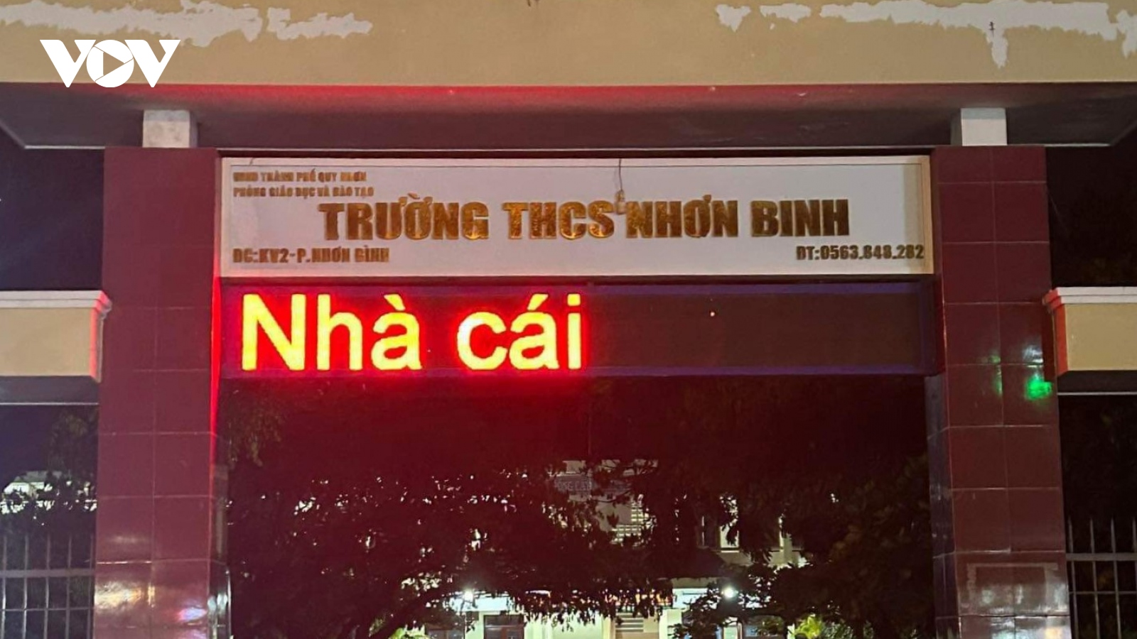 Điều tra vụ bảng hiệu chạy dòng chữ lạ trên cổng một trường ở Bình Định