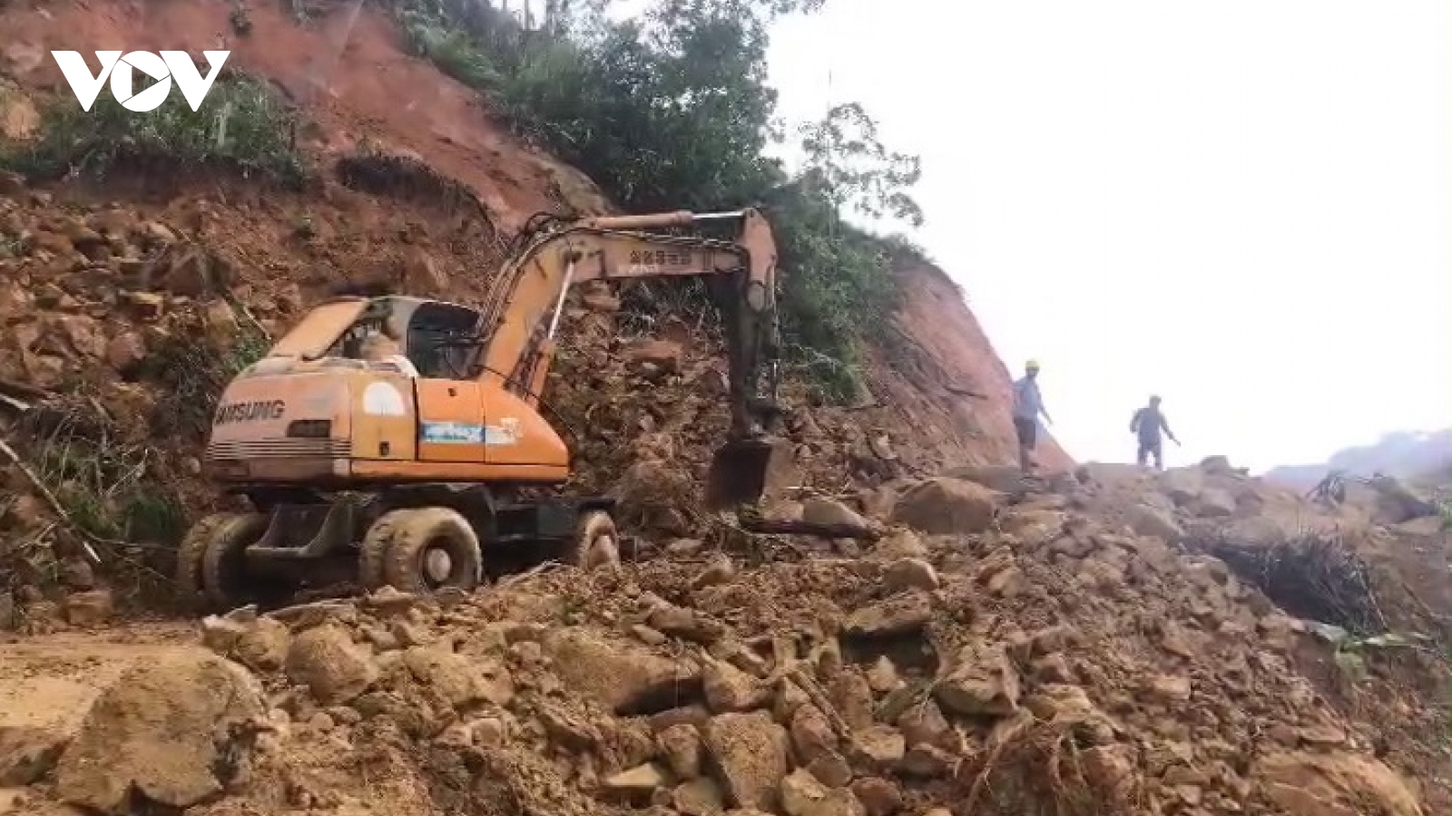 Sạt lở gây chia cắt giao thông tại miền núi Quảng Nam