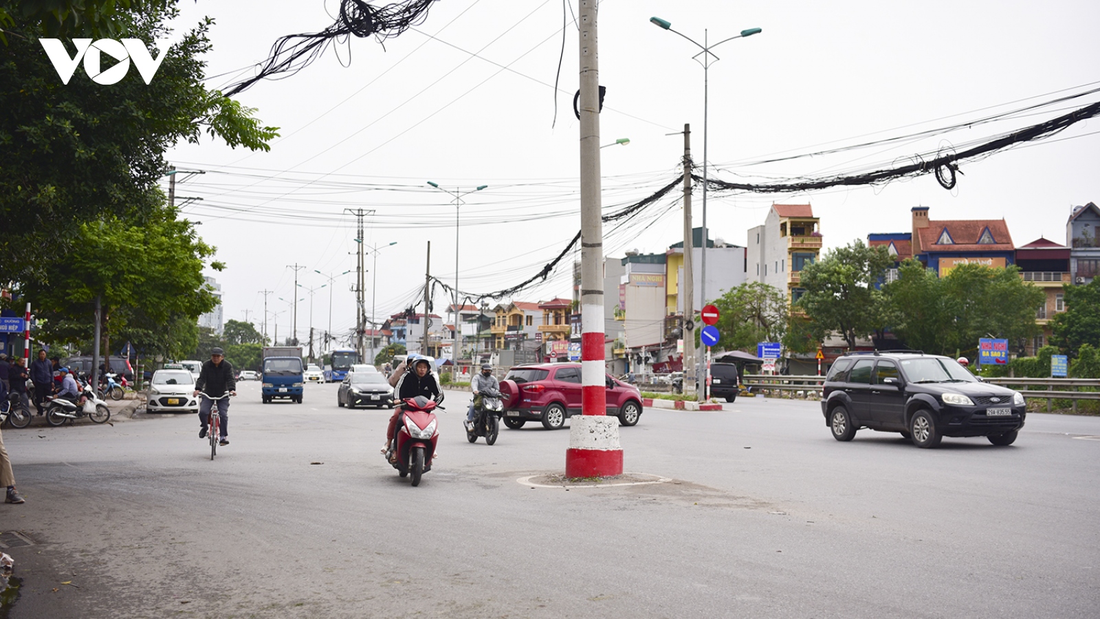 Cột điện mọc lên giữa đường khiến người tham gia giao thông nhiều phen thót tim