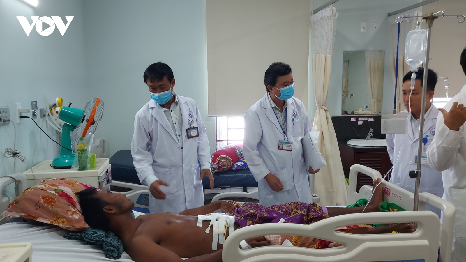 Cấp cứu kịp thời cho một người dân Campuchia bị trâu húc thủng bụng