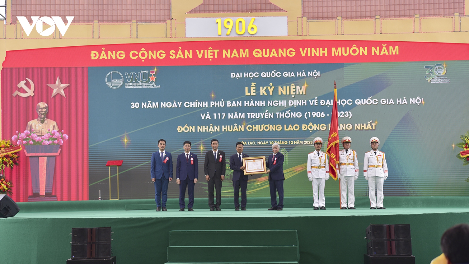 Đại học Quốc gia Hà Nội nhận Huân chương Lao động hạng Nhất