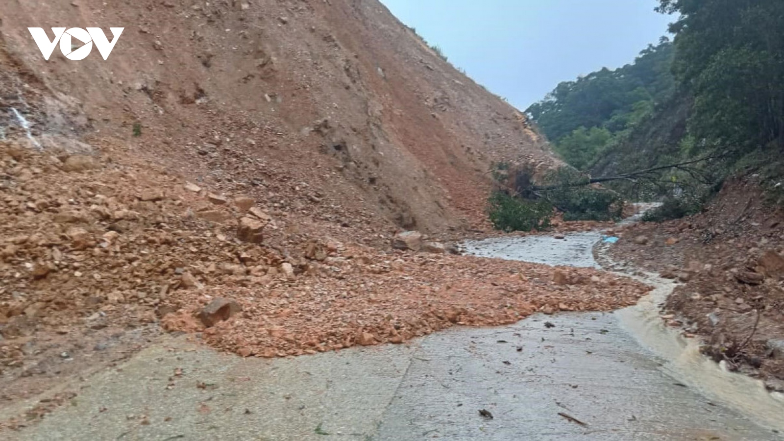 Mưa lớn tại Quảng Bình, xuất hiện sạt lở núi gây ách tắc giao thông