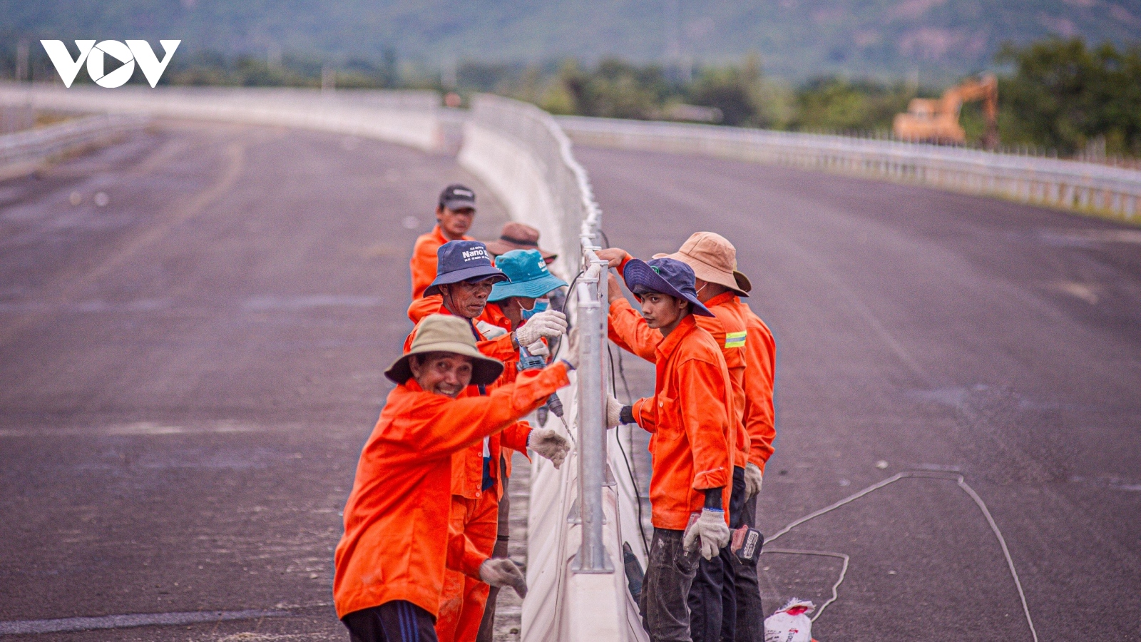 Nhà thầu cao tốc Cam Lâm - Vĩnh Hảo bứt tốc, đẩy nhanh tiến độ thi công