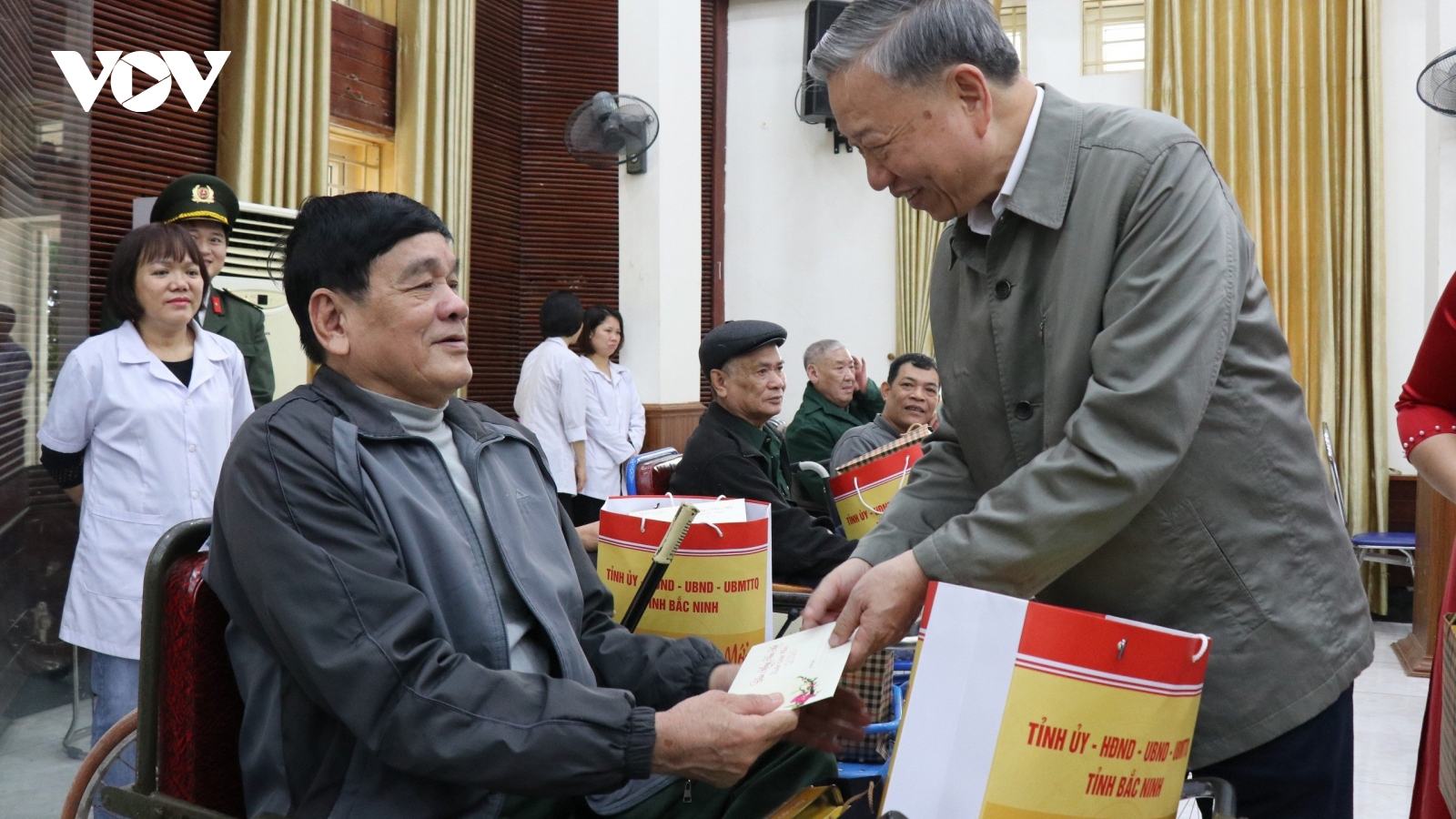 Bộ trưởng Bộ Công an tặng quà Tết Trung tâm điều dưỡng thương binh Thuận Thành