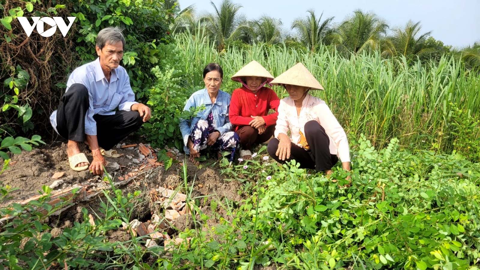 Người dân xót xa khi phát hiện nhiều mồ mả ông bà bỗng dưng “biến mất”