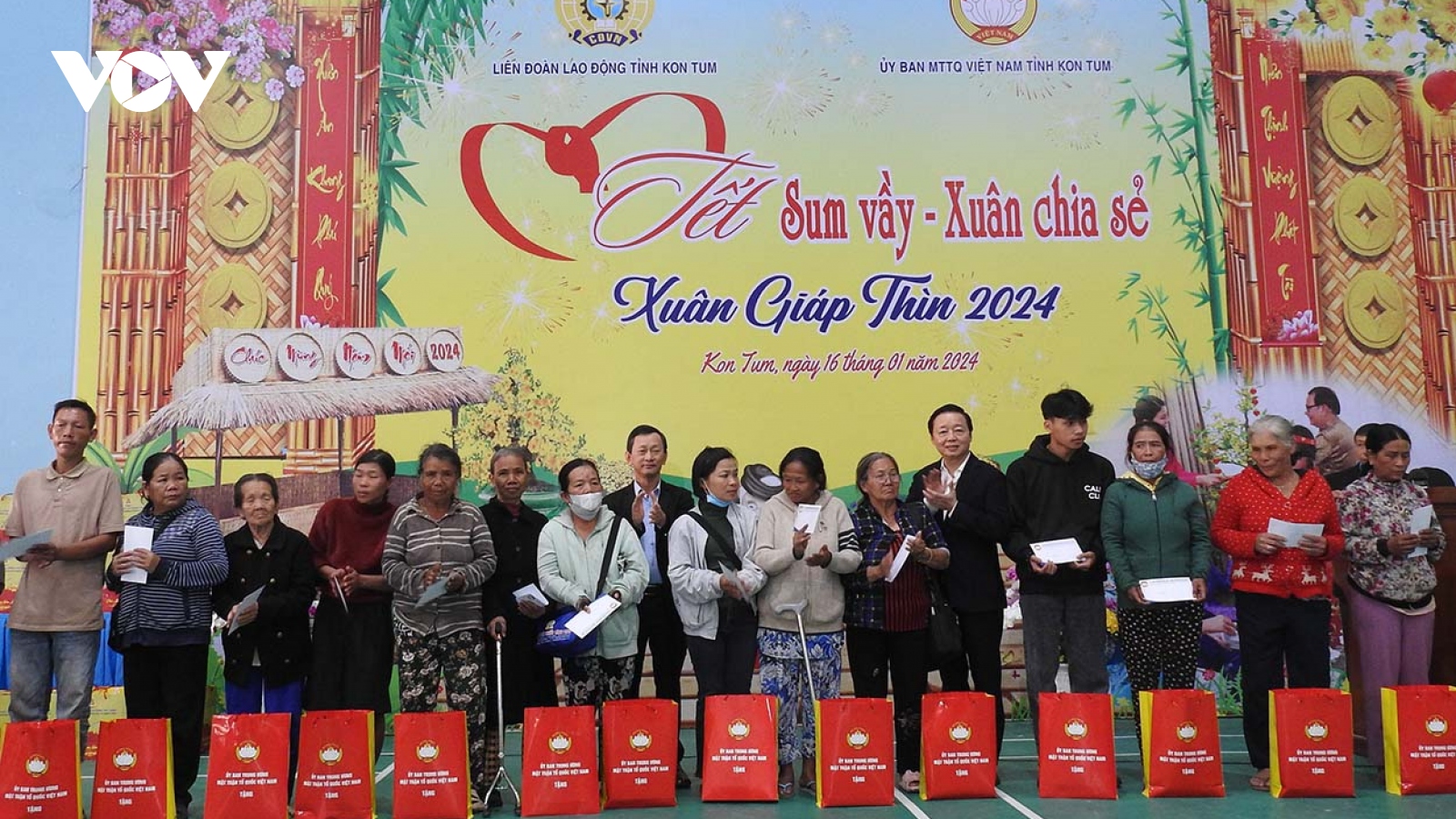 Phó Thủ tướng tặng quà Tết công nhân và hộ dân hoàn cảnh khó khăn ở Kon Tum