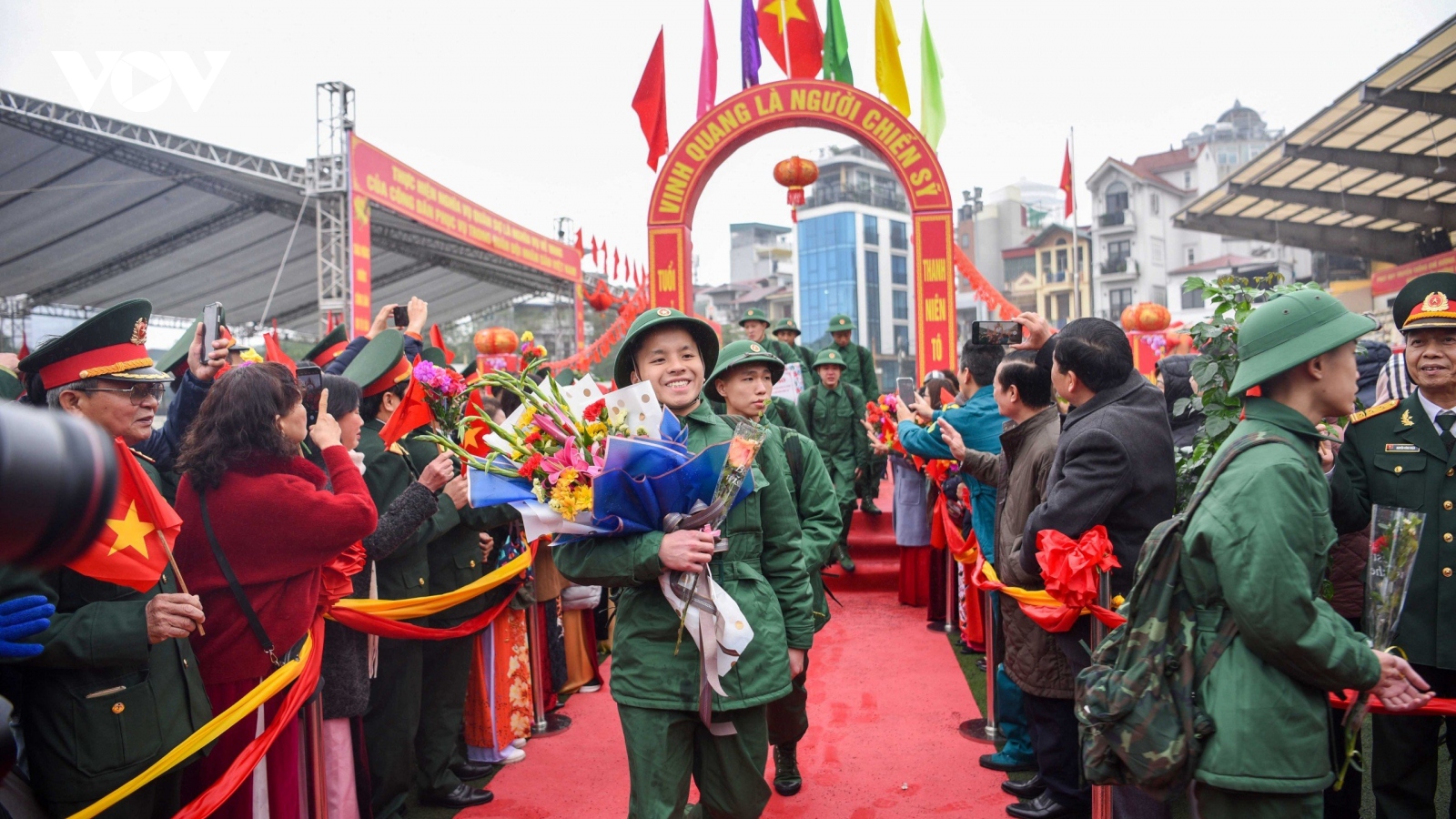 Thanh niên Hà Nội chia tay người thân lên đường nhập ngũ