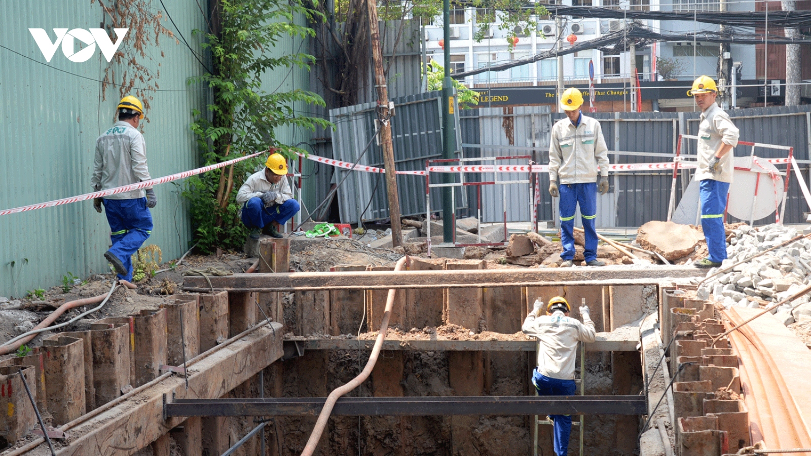 Tiến hành di dời cáp ngầm tại Công viên Tao Đàn để phục vụ thi công metro 2