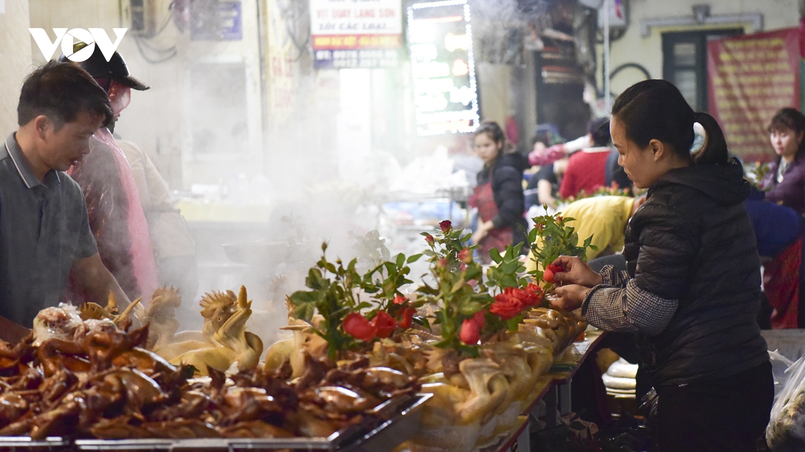 Người dân dậy sớm mua “gà ngậm hoa hồng” ở chợ “nhà giàu” cúng ông Công ông Táo