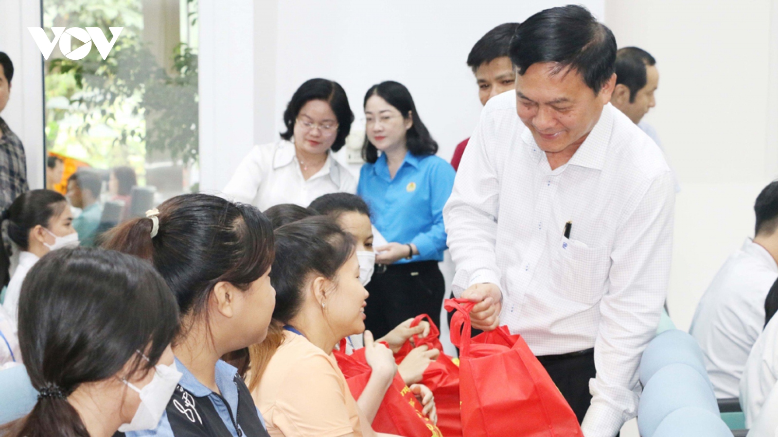 Lãnh đạo tỉnh Bình Dương thăm, tặng quà công nhân làm việc xuyên Tết