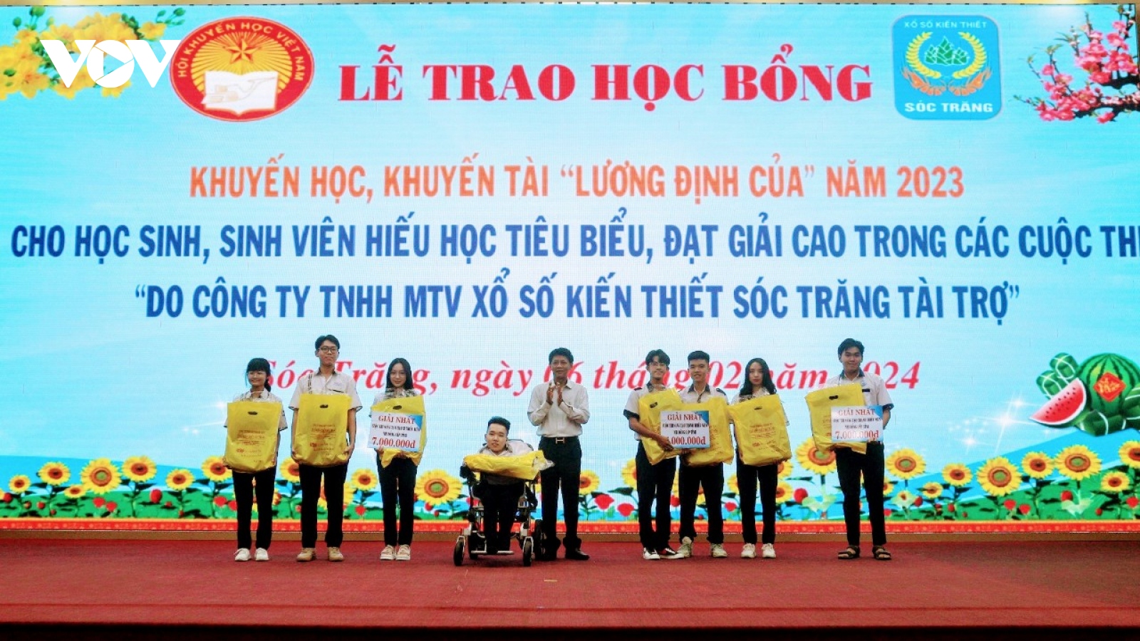 Sóc Trăng trao 1,3 tỷ đồng với 397 suất quà cho học sinh, sinh viên nghèo hiếu học