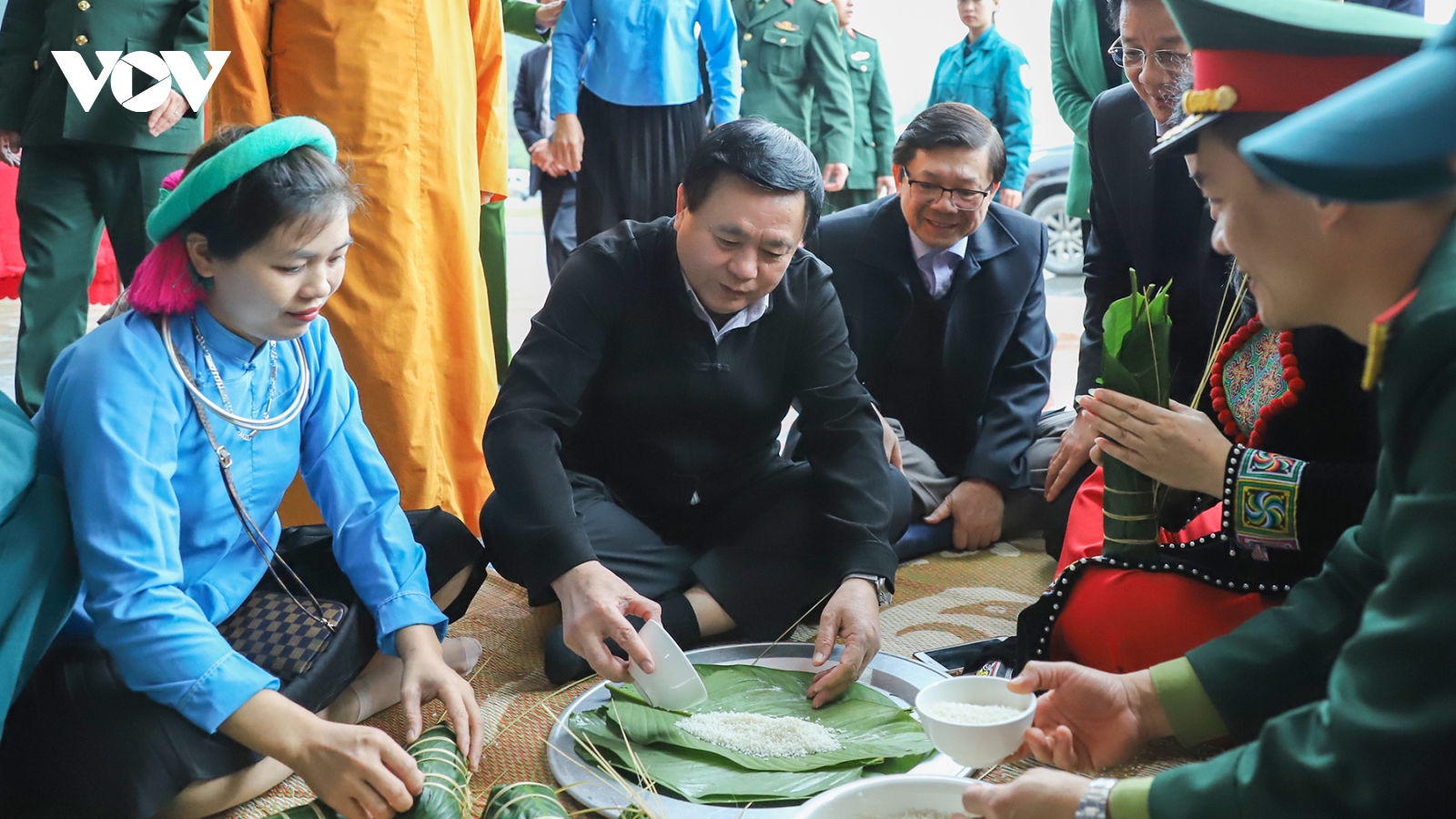 Uỷ viên Bộ Chính trị Nguyễn Xuân Thắng tặng quà Tết huyện miền núi Tiên Yên