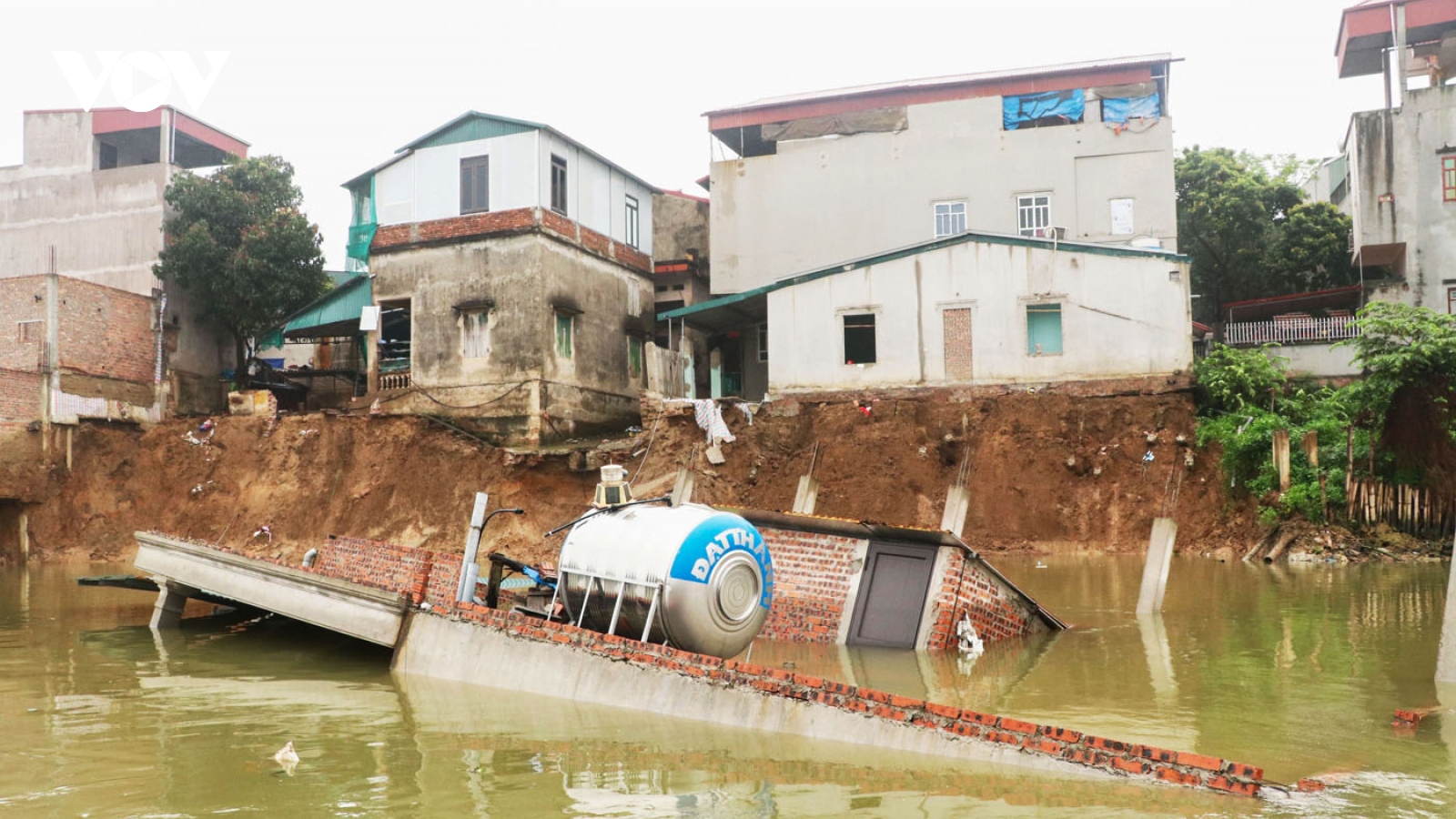 "Chứng kiến ngôi nhà chìm dần xuống sông Cầu, tôi chỉ biết ôm mặt khóc"