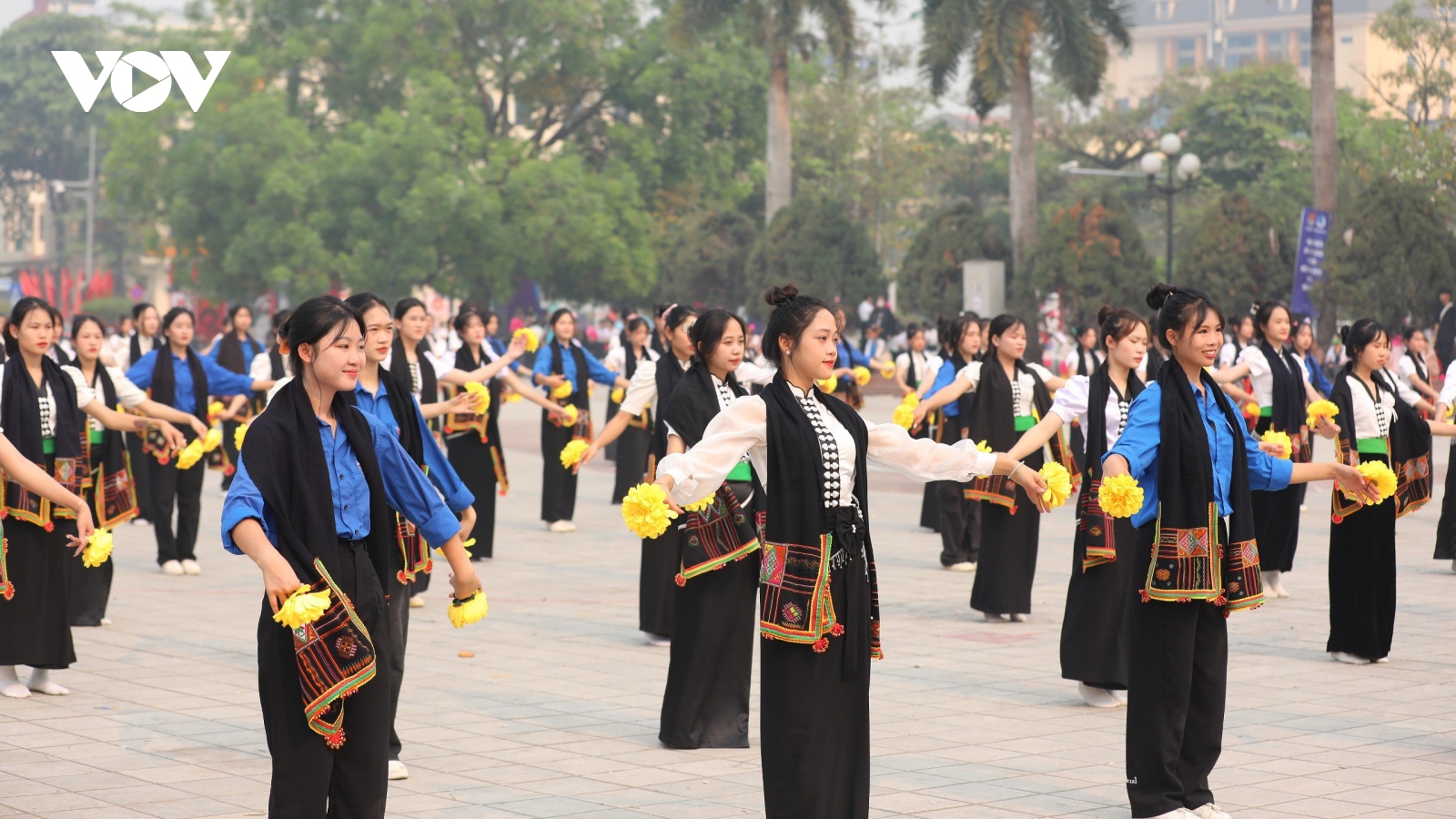 2.200 học sinh, sinh viên Điện Biên biểu diễn dân vũ, điệu nhảy đường phố