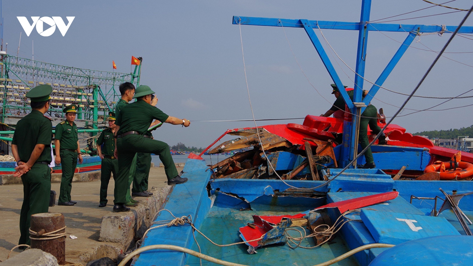 Truy tìm tàu hàng va chạm làm gãy mũi tàu cá trên biển