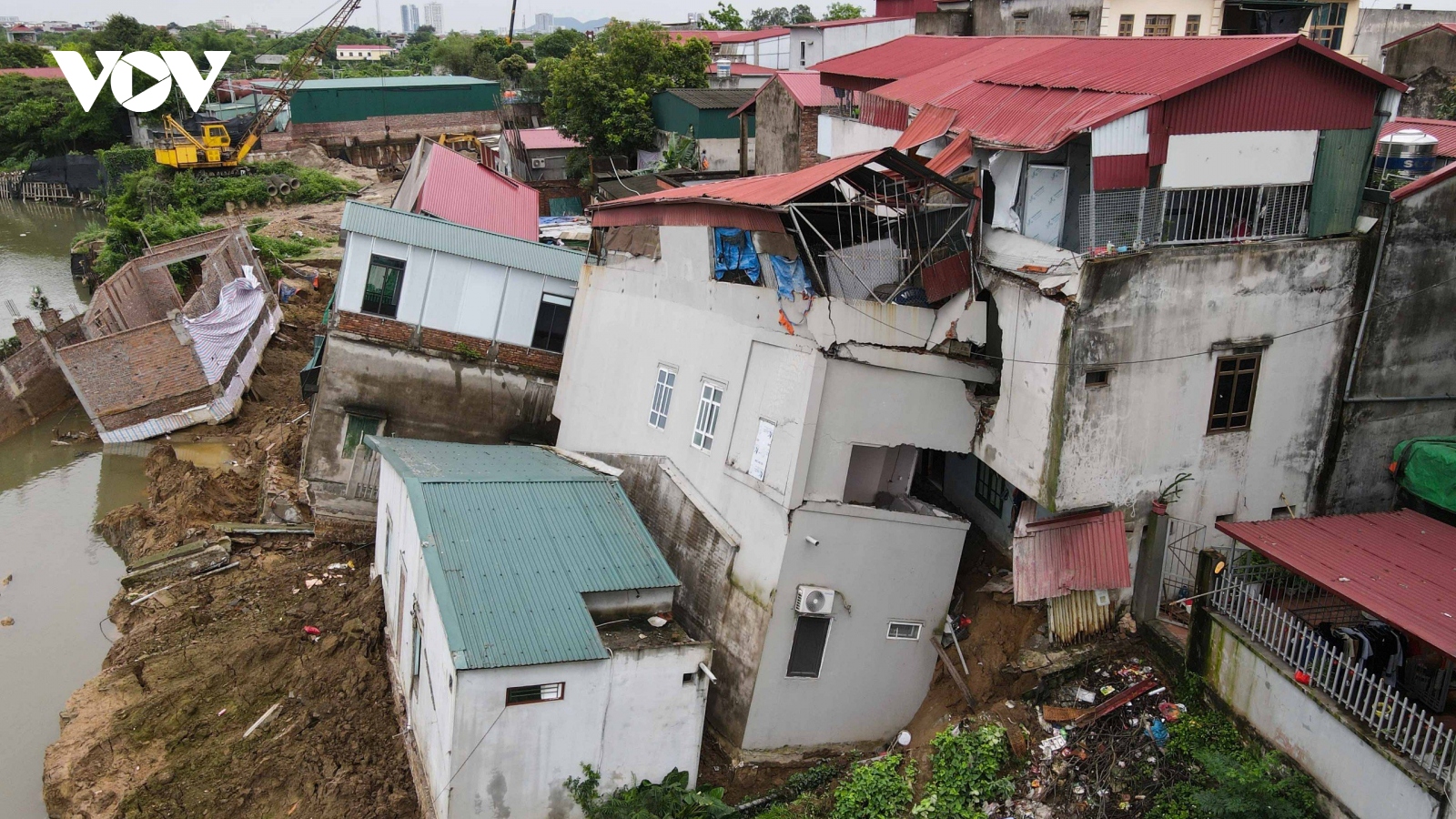 Nguyên nhân nào khiến nhiều căn nhà ở sông Cầu, Bắc Ninh bị “nuốt chửng”?