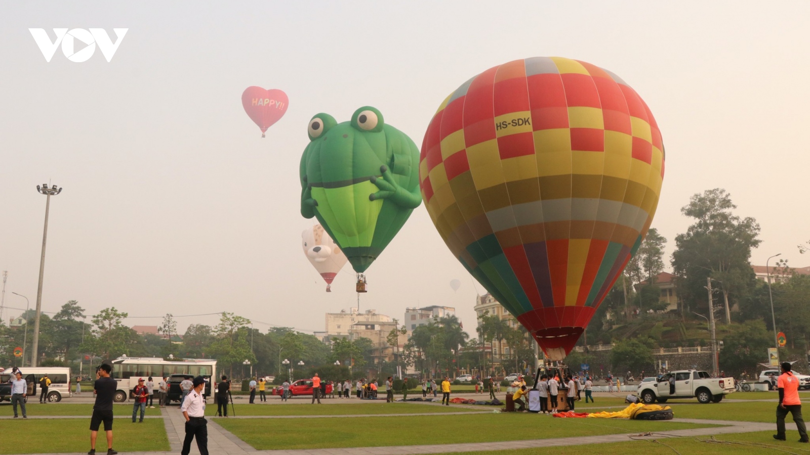 Lễ hội khinh khí cầu quốc tế thu hút hàng nghìn người tại Tuyên Quang