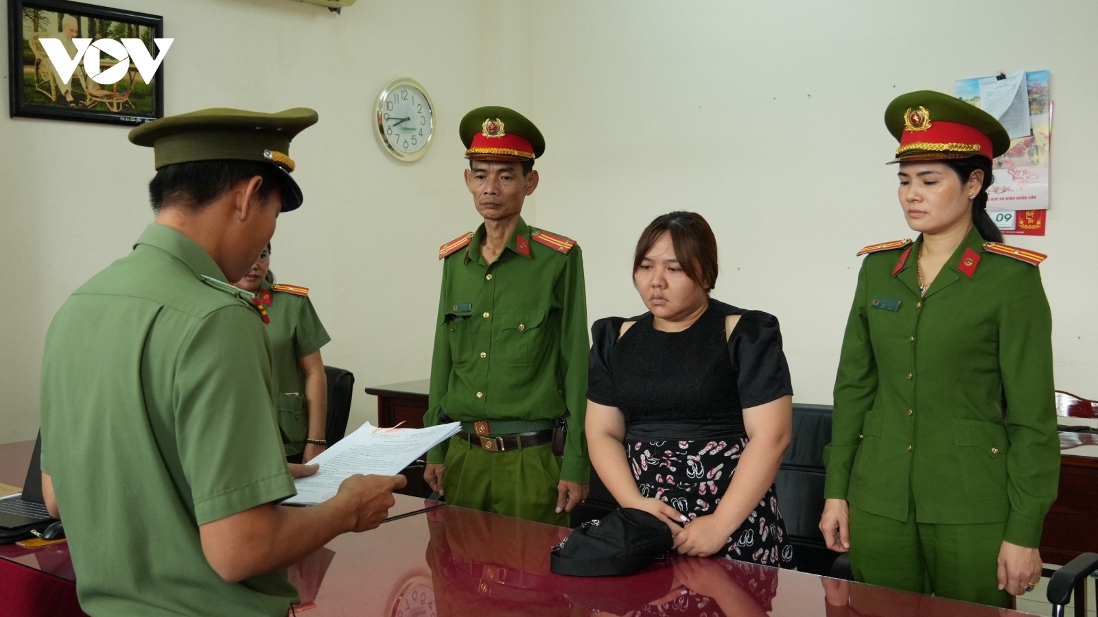 Bắt tạm giam hai vợ chồng tổ chức cho người khác trốn đi nước ngoài